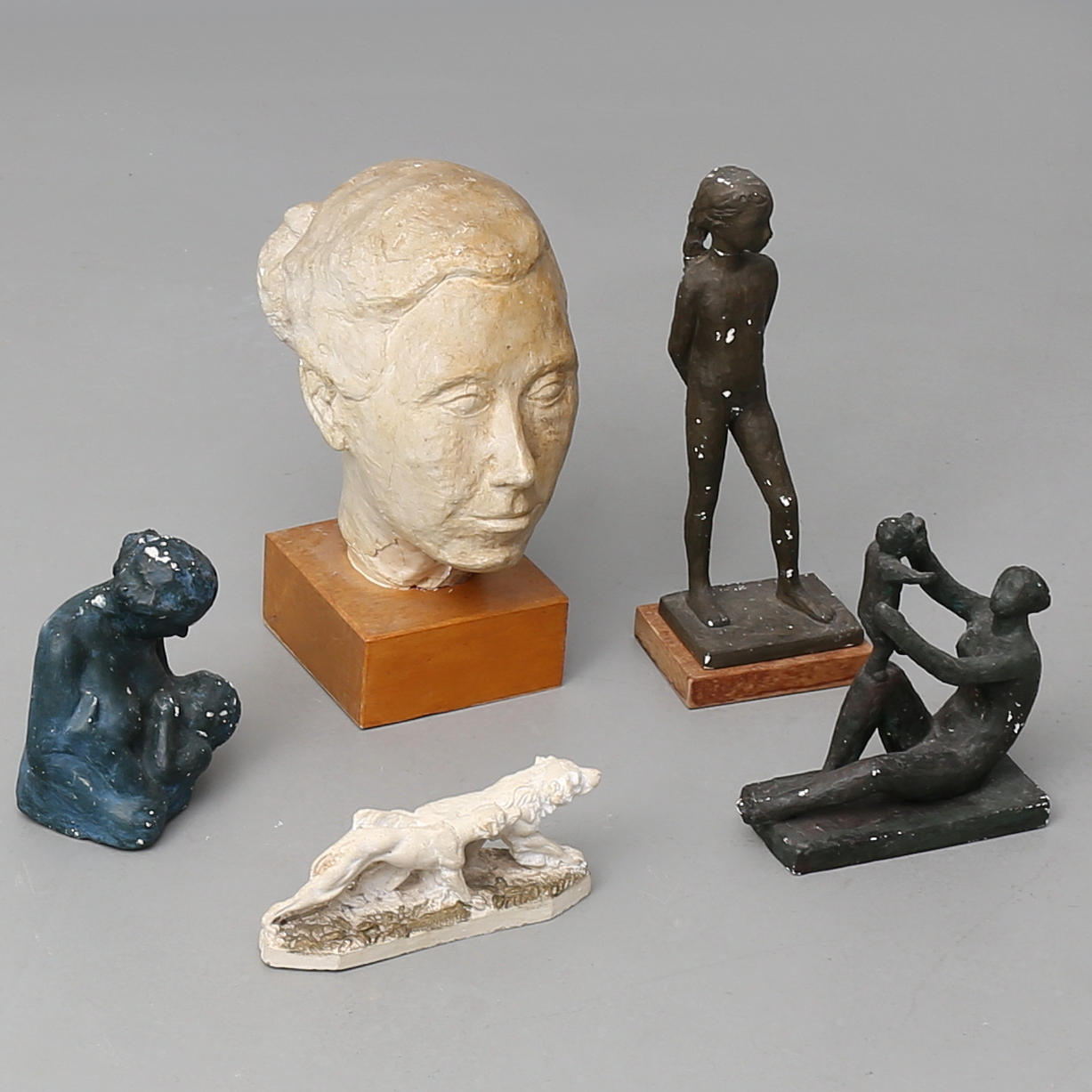 OIDENTIFIERAD KONSTNÄR. Parti skulpturer, 5 st. Patinerad gips. En signerad Ivar Ålenius-Björk 6-12.