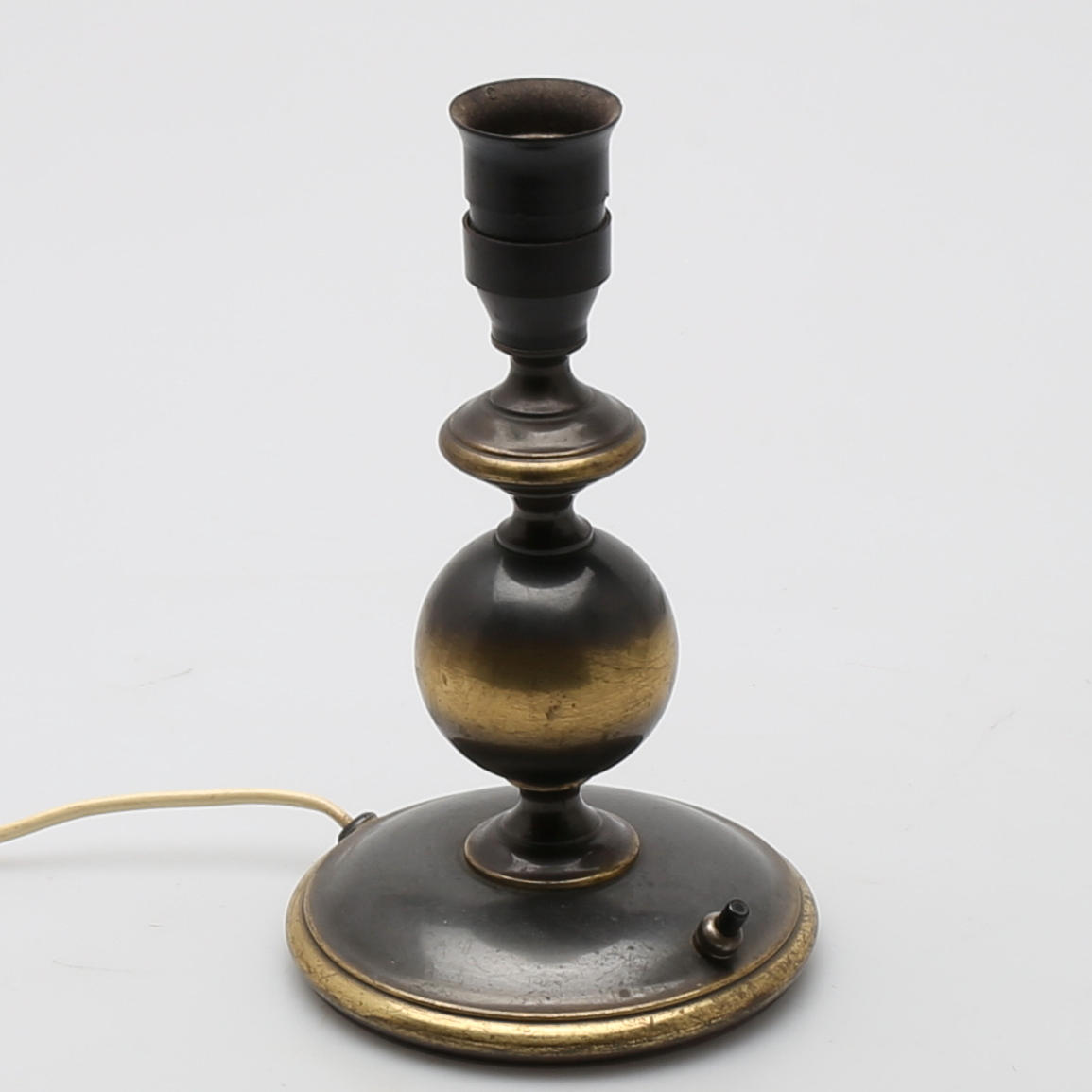 LAMPFOT i patinerad gulmetall. Barockstil, 1900-talets mitt.