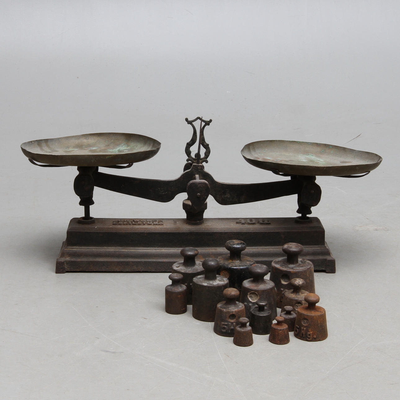 BALANSVÅG, gjutjärn med vågskålar i mässing, Joh. Walen Eskilstuna, samt diverse VIKTER, 1900-tal.