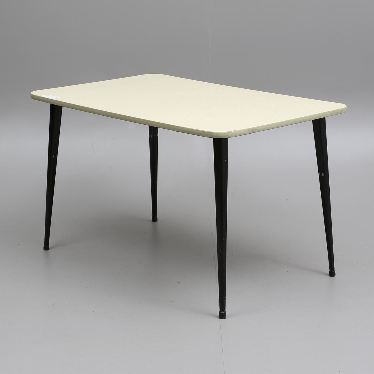 MATBORD, med perstorpsskiva och metallben. 1950-tal.