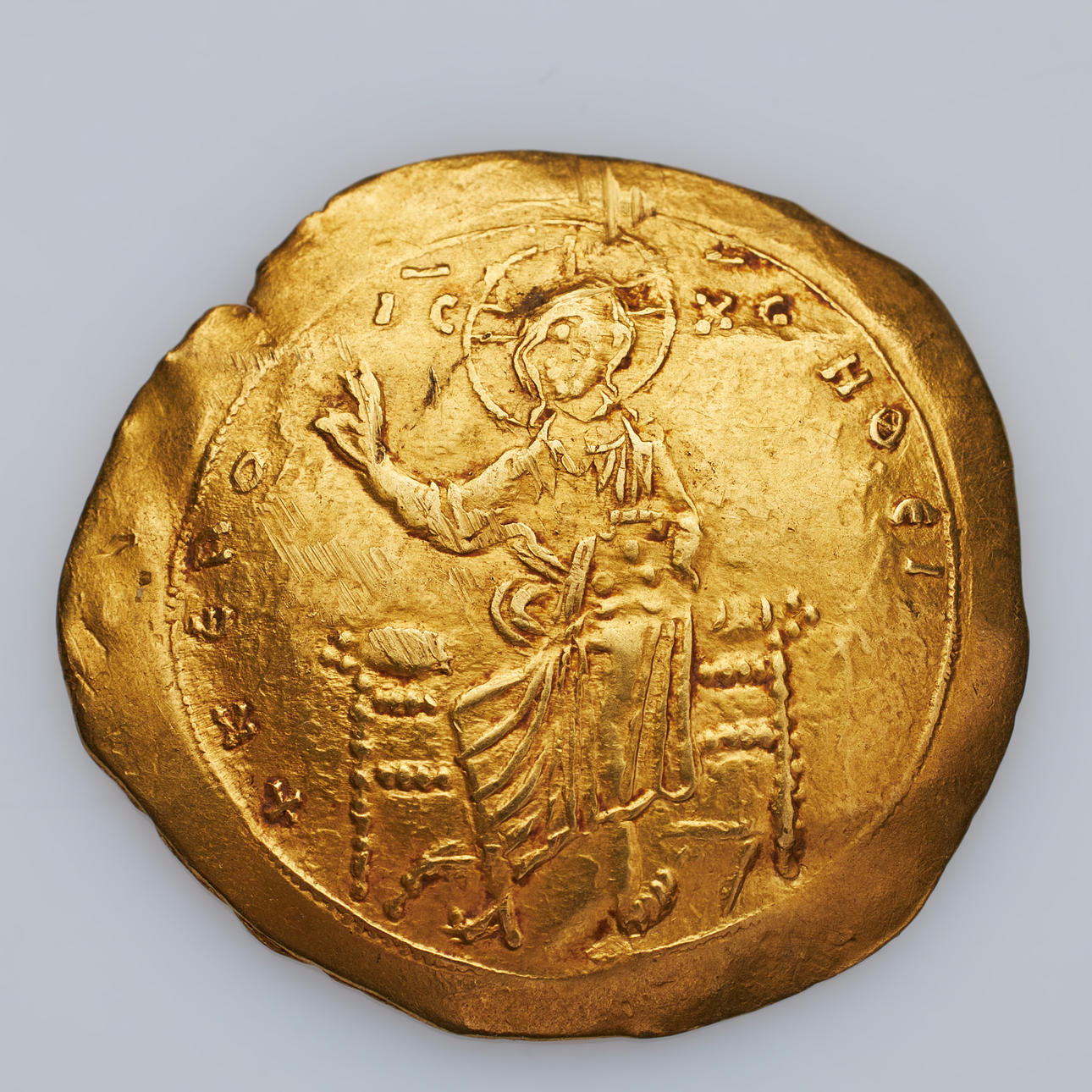 GOLDMÜNZE, Alexios I. Komnenos, byzantinischer Kaiser 1081-1118, Hyperpyronnomisma, in Konstantinopel geprägte Darstellung des thronenden Christus, auf der anderen Seite der Kaiser mit Labarum und Reichsapfel, rechts die krönende Hand Gottes.