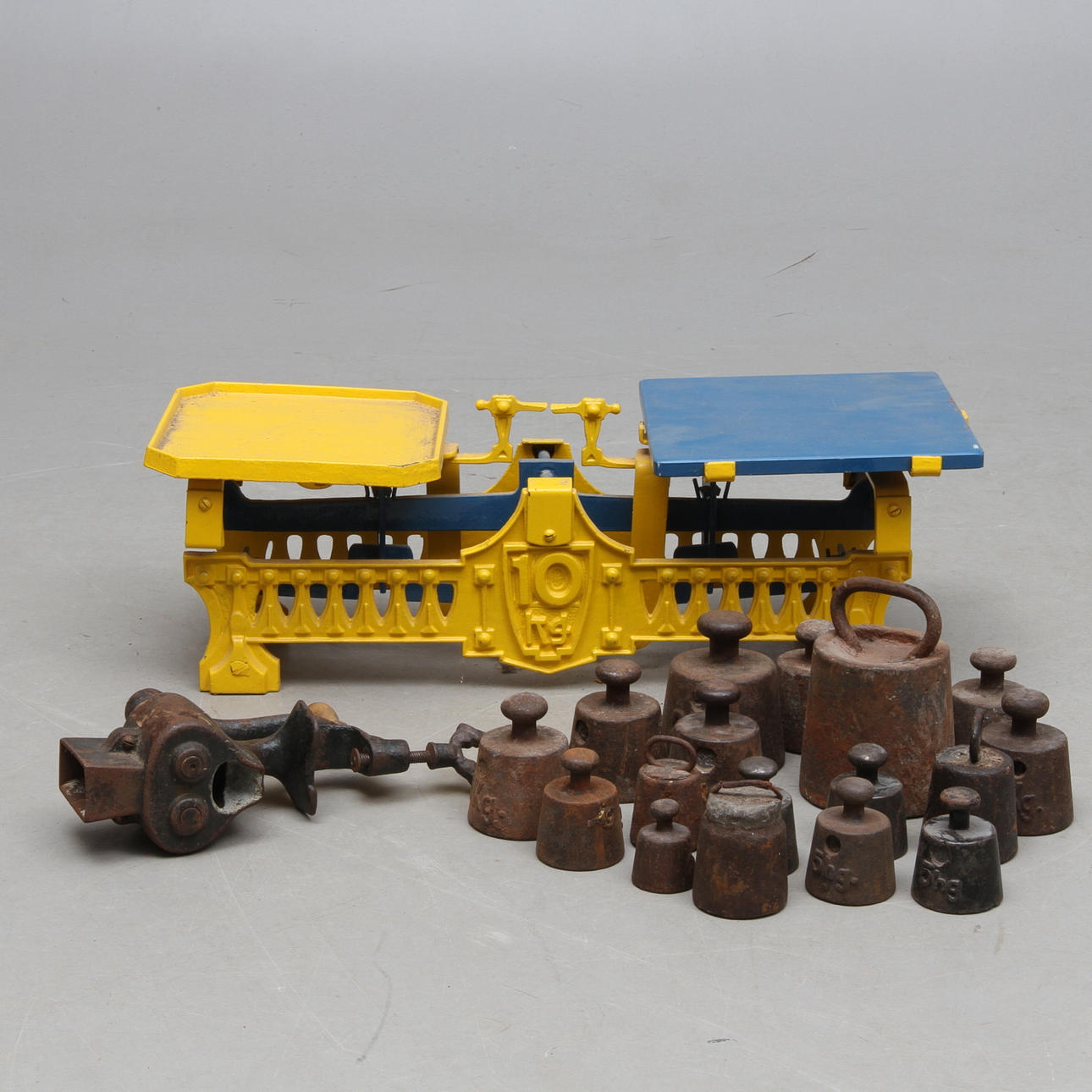 BALANSVÅG, VIKTER samt KAFFEKVARN, gjutjärn, 1900-tal.