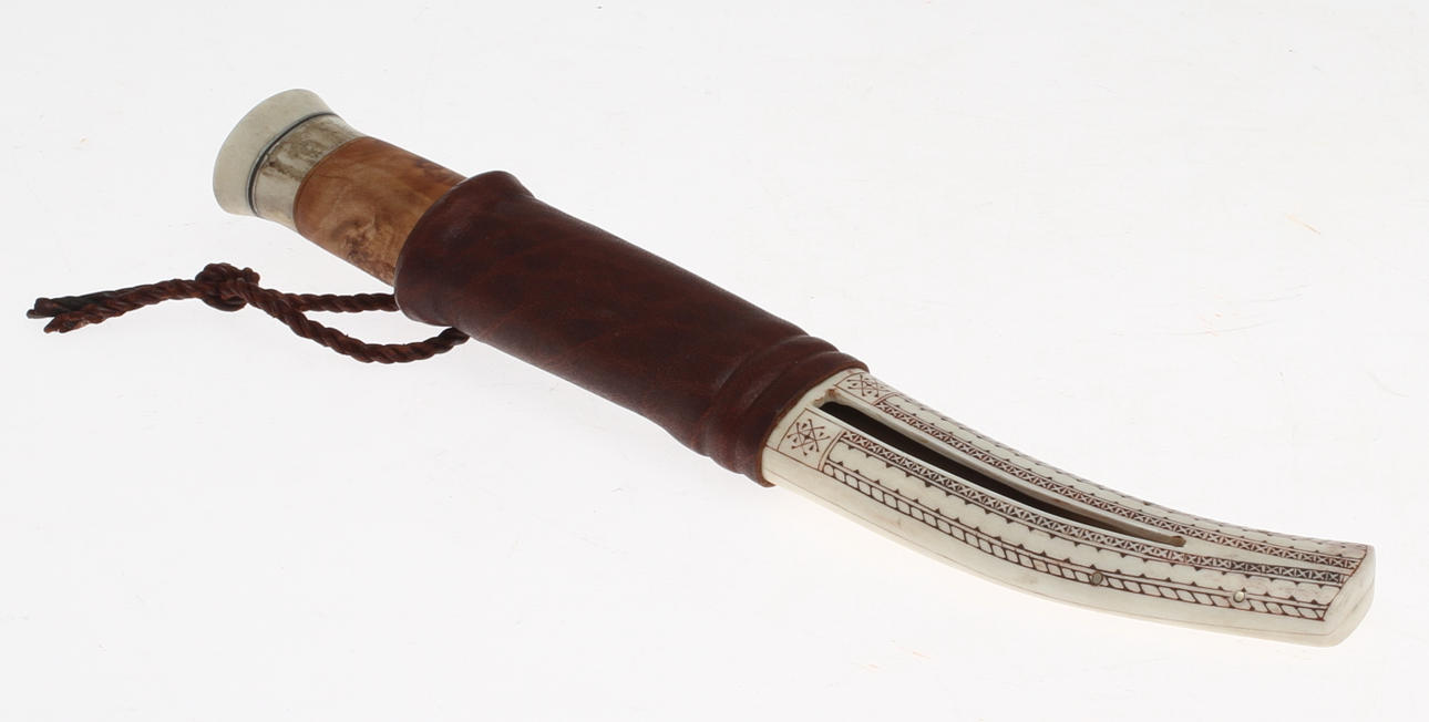 SAMEKNIV, slida signerad RJ samt daterad 2005.