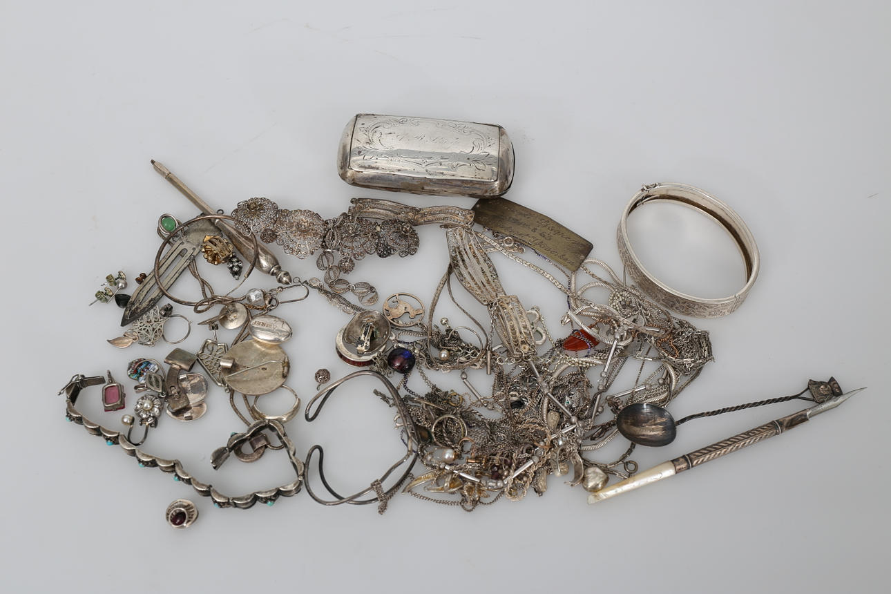SMYCKEN, mestadels silver, 380,6 gram.