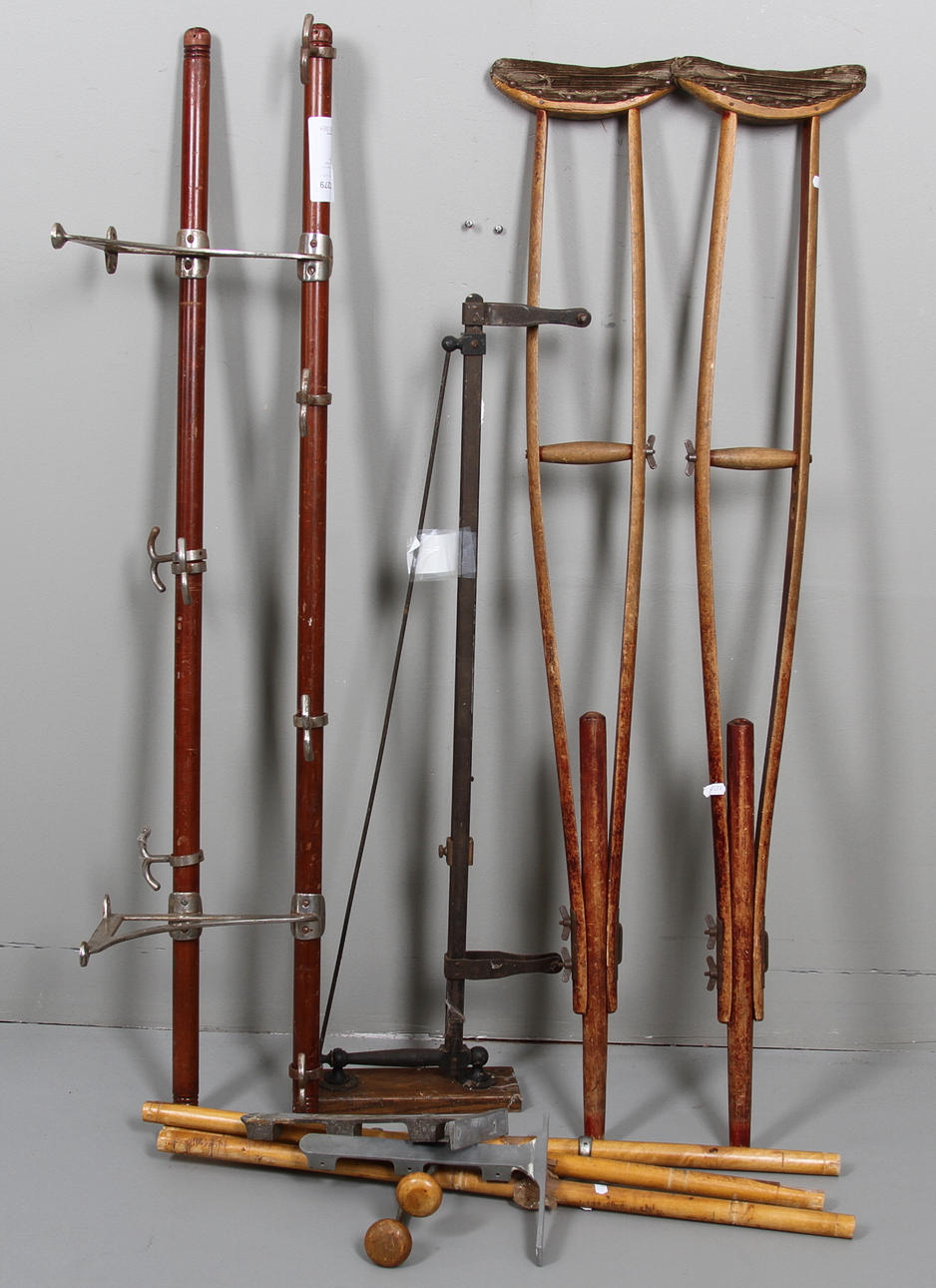 HATTHYLLOR, 2 st samt skylthållare och kryckor, tidigt 1900-tal.