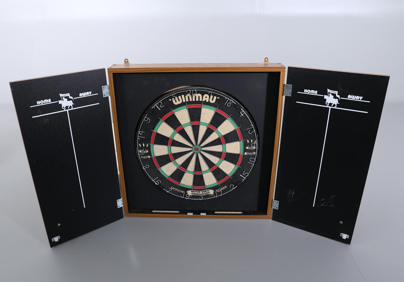 DARTSKÅP med piltavla, 1970-tal.