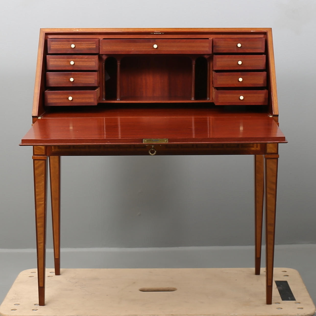 SNEDKLAFFSEKRETÄR med intarsia, gustaviansk stil, 1900-talets andra hälft.