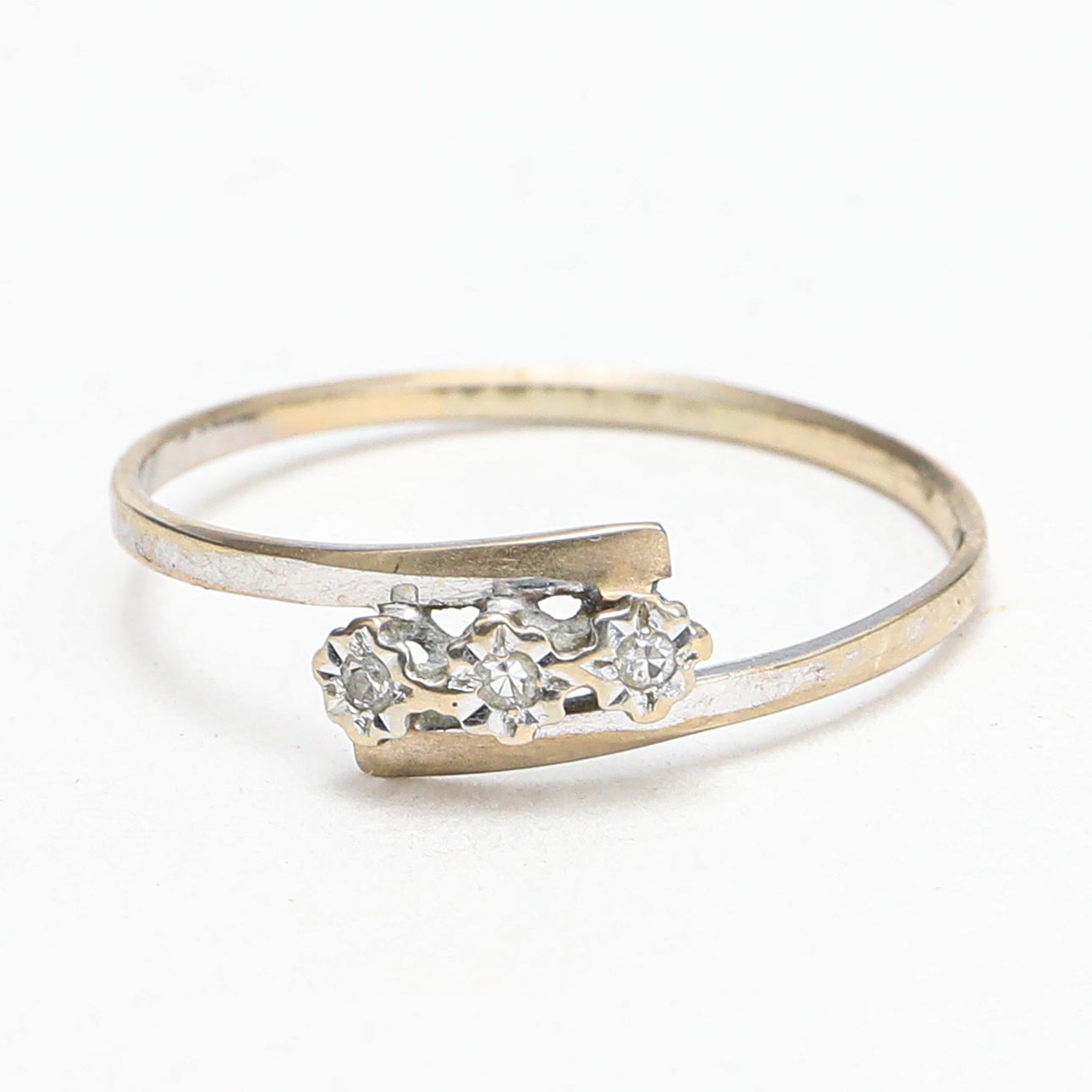 RING, 18 karat vitguld med 3 ädelstenar, vikt 1 gram.