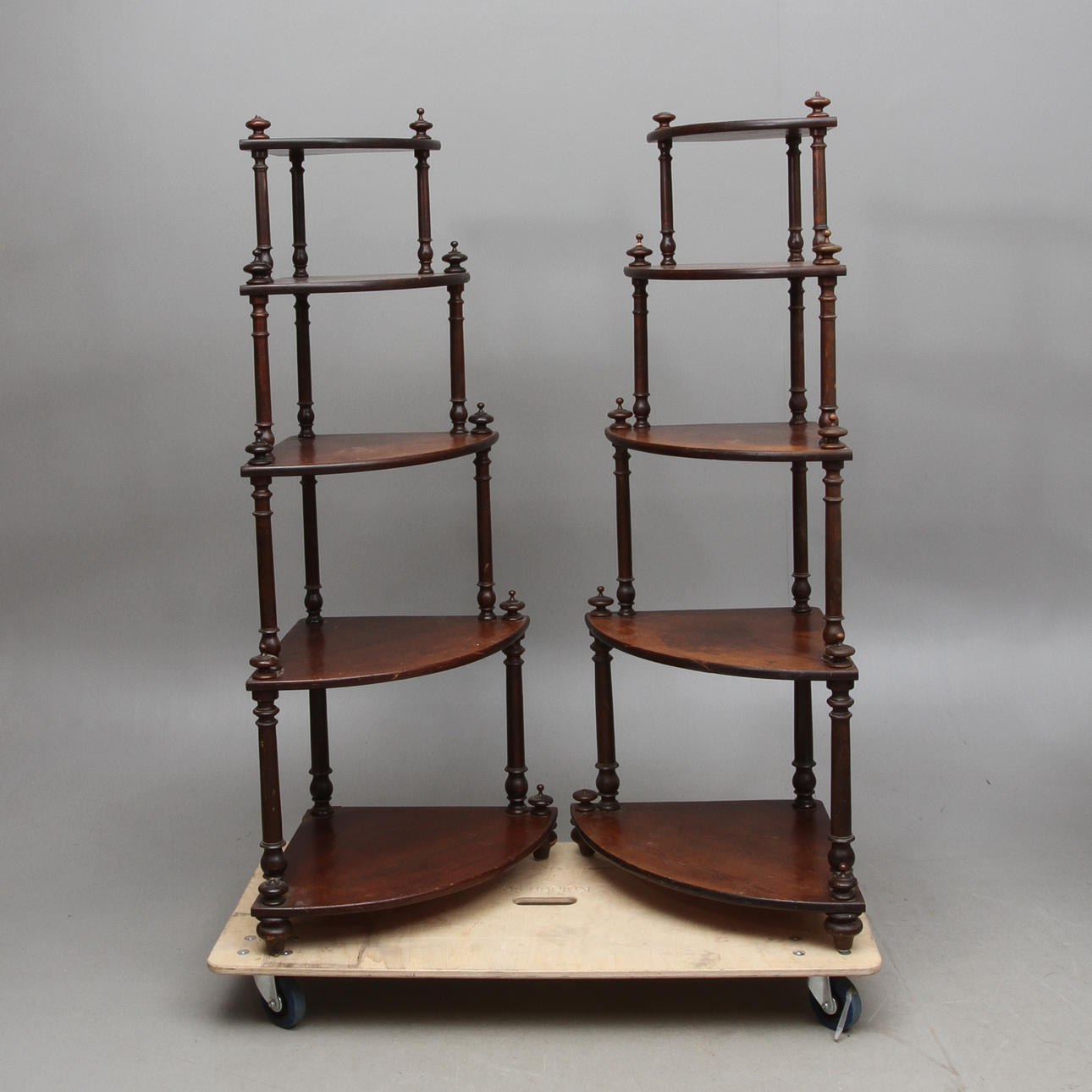 ETAGERER, 1 par, hörnmodell, 1900-talets början.