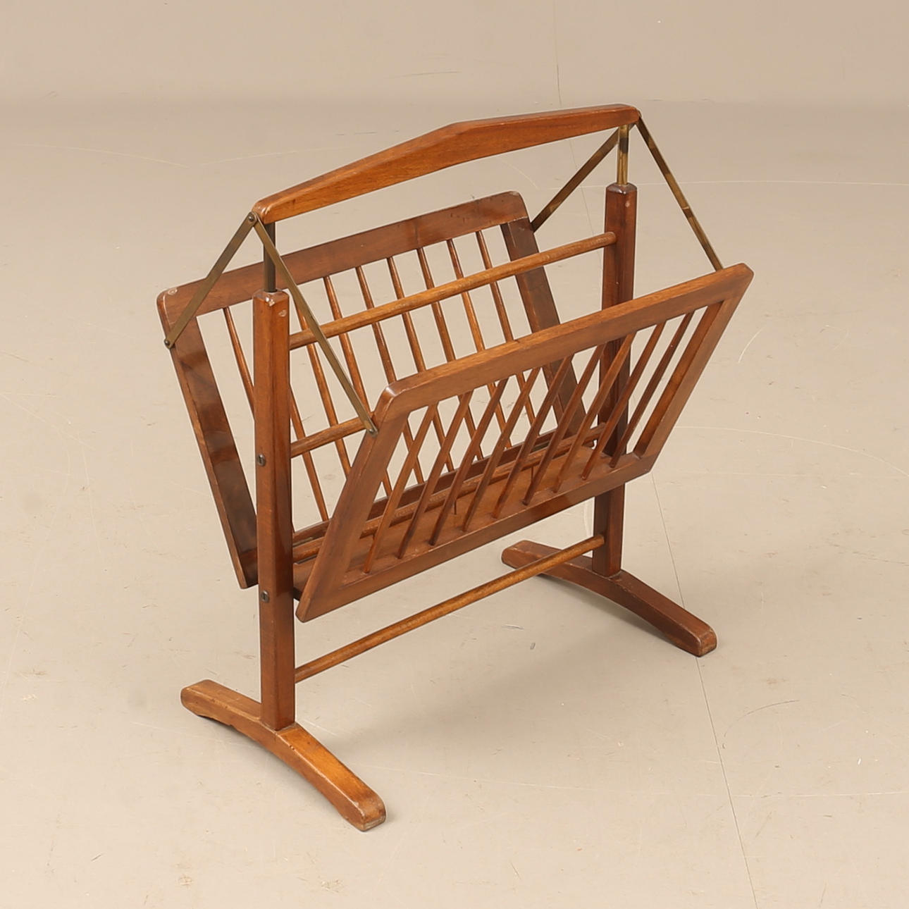 TIDNINGSSTÄLL, trä, 1900-tal.