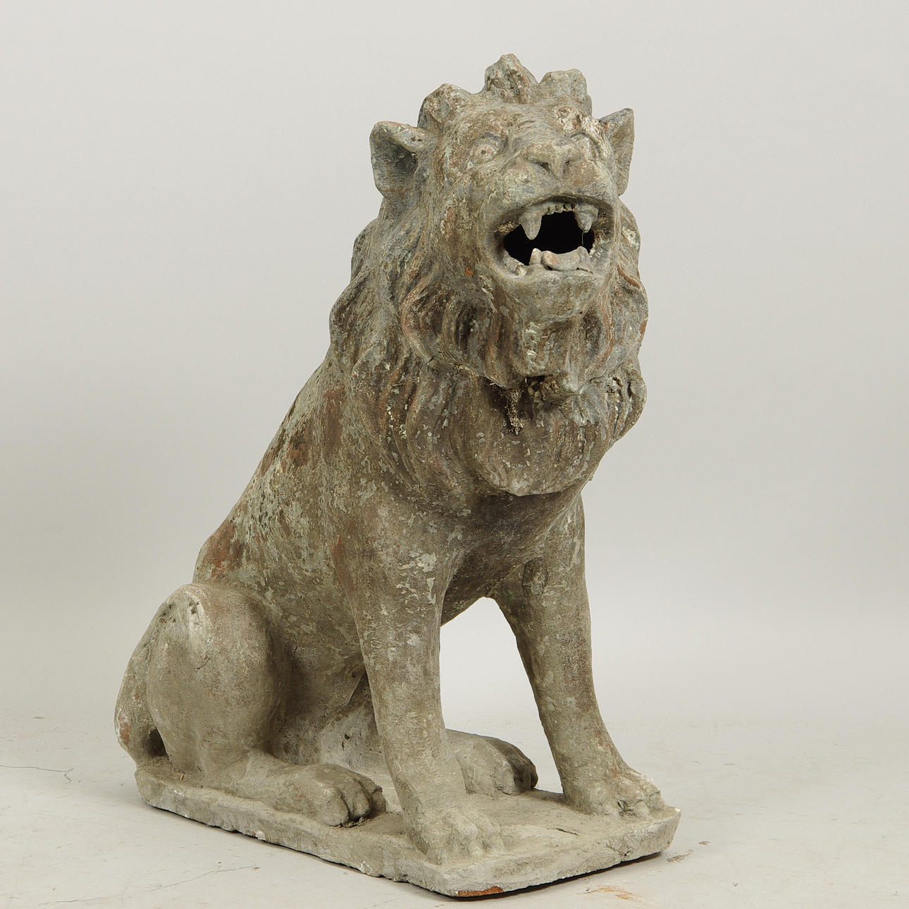 SKULPTUR, lejon, målad terracotta.