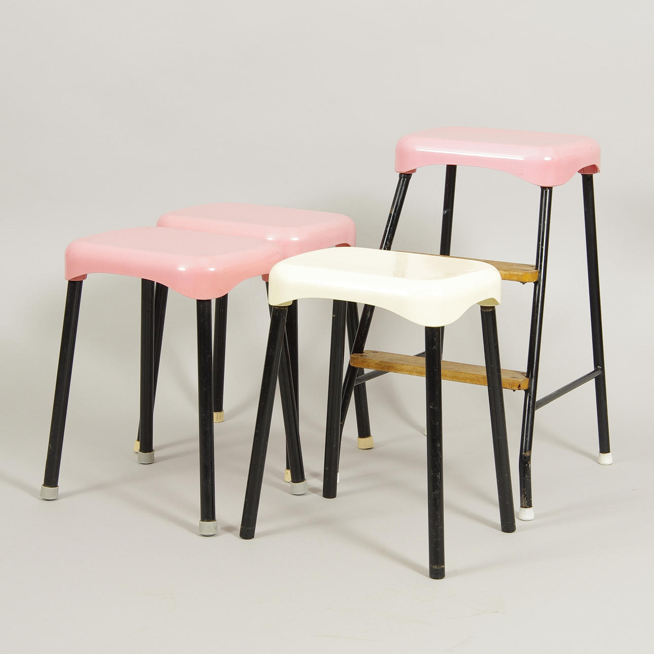 PALLAR, 4 stycken, plast/svartmålad smide, 1960-tal.