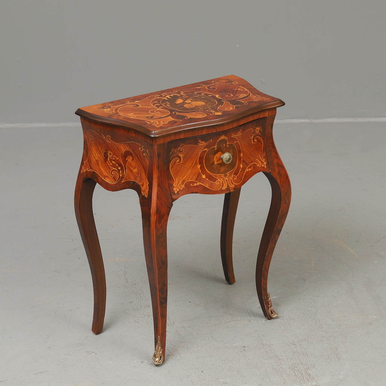 BYRÅ, blomdekor, 1900-talets andra hälft.