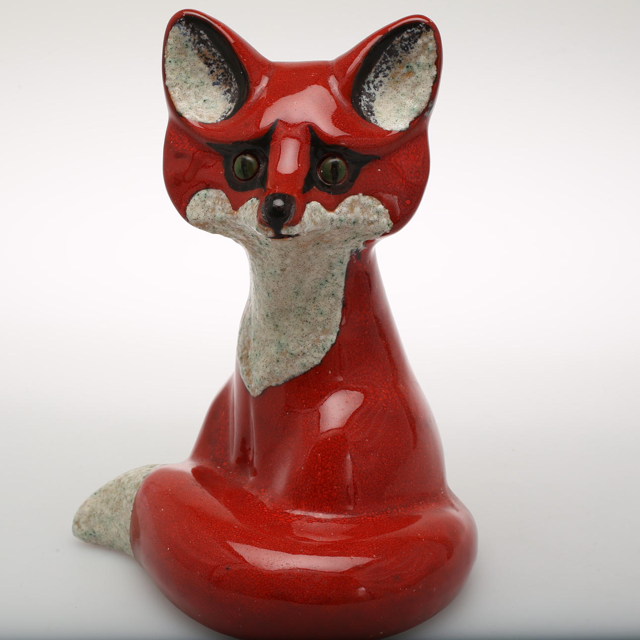 FIGURIN, keramik, räv signerad Tomas Hellström. Nittsjö.