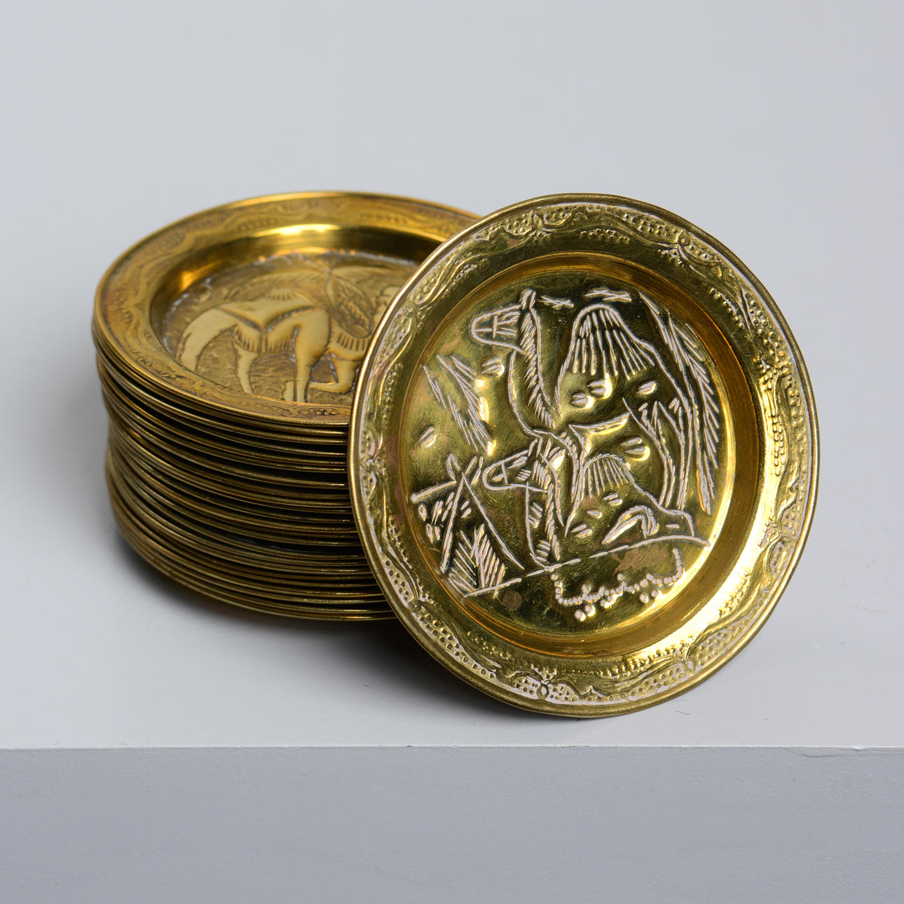 GLASUNDERLÄGG, 24 st, mässing.