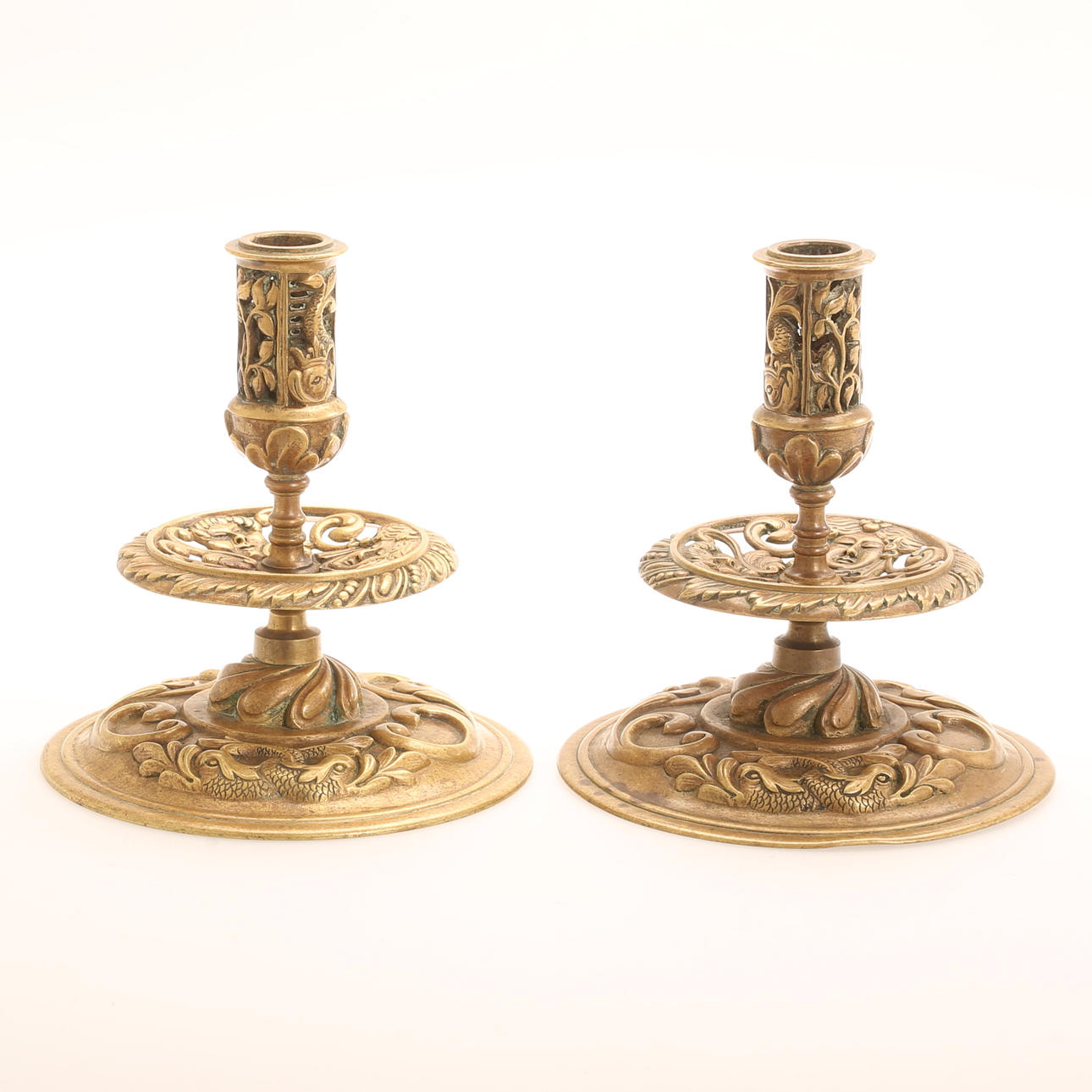 Un candelabro de latón del siglo XIX.