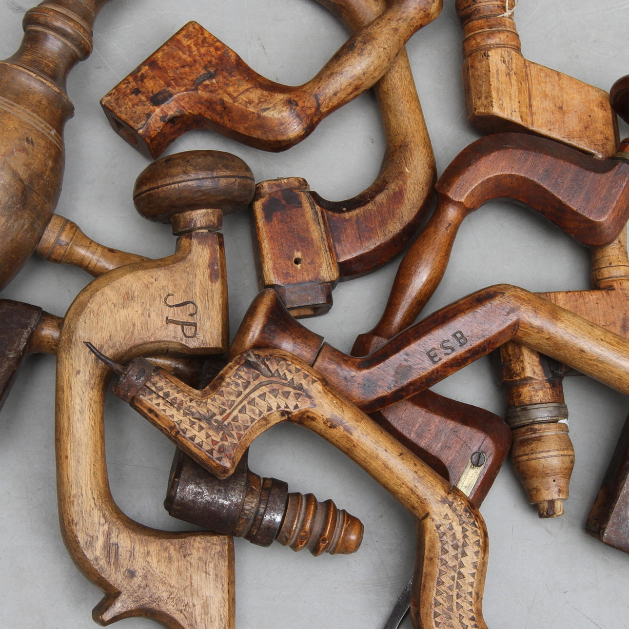 BORRSVÄNGAR, 9 st, trä och metall,1700-1800-tal.