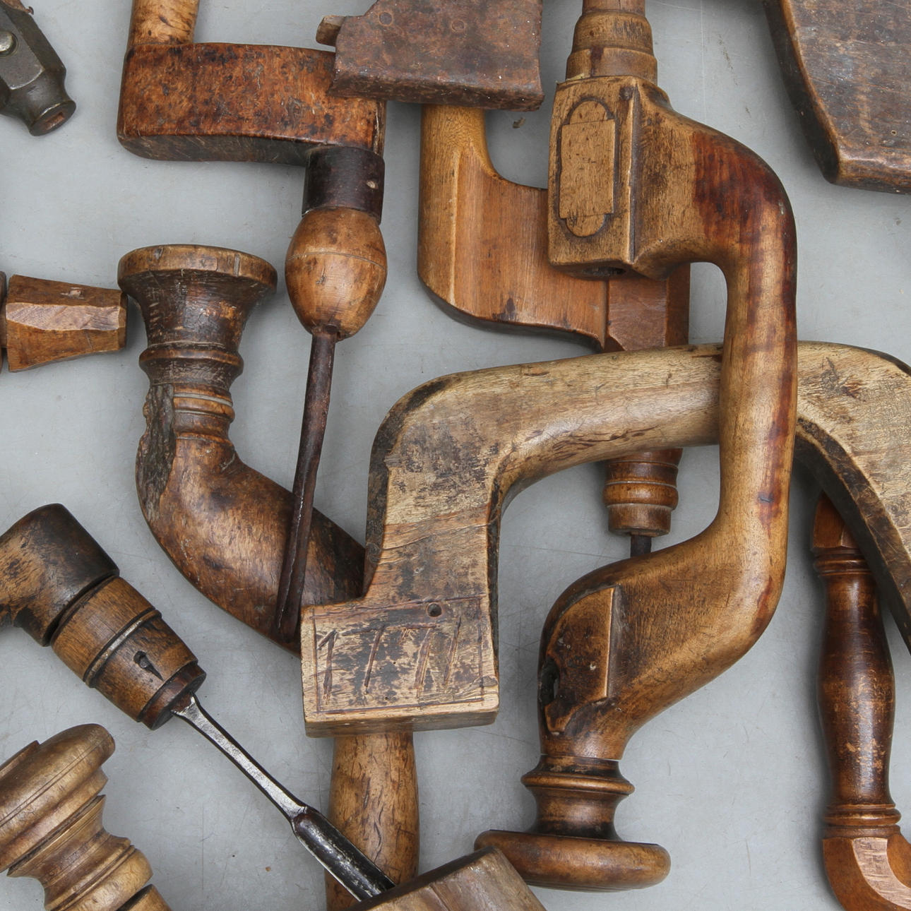 BORRSVÄNGAR, 12 st, trä och metall, varav en daterad 1771 samt märkt PAS. 1700-1800-tal.