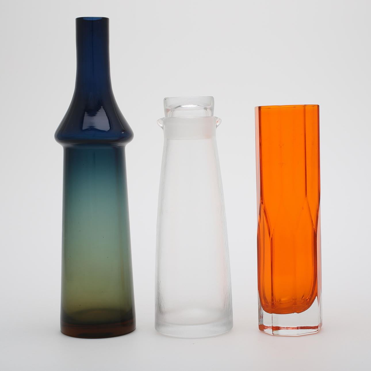 KARAFFER, 2 st samt VAS, glas, bl.a. Göran Wärff.