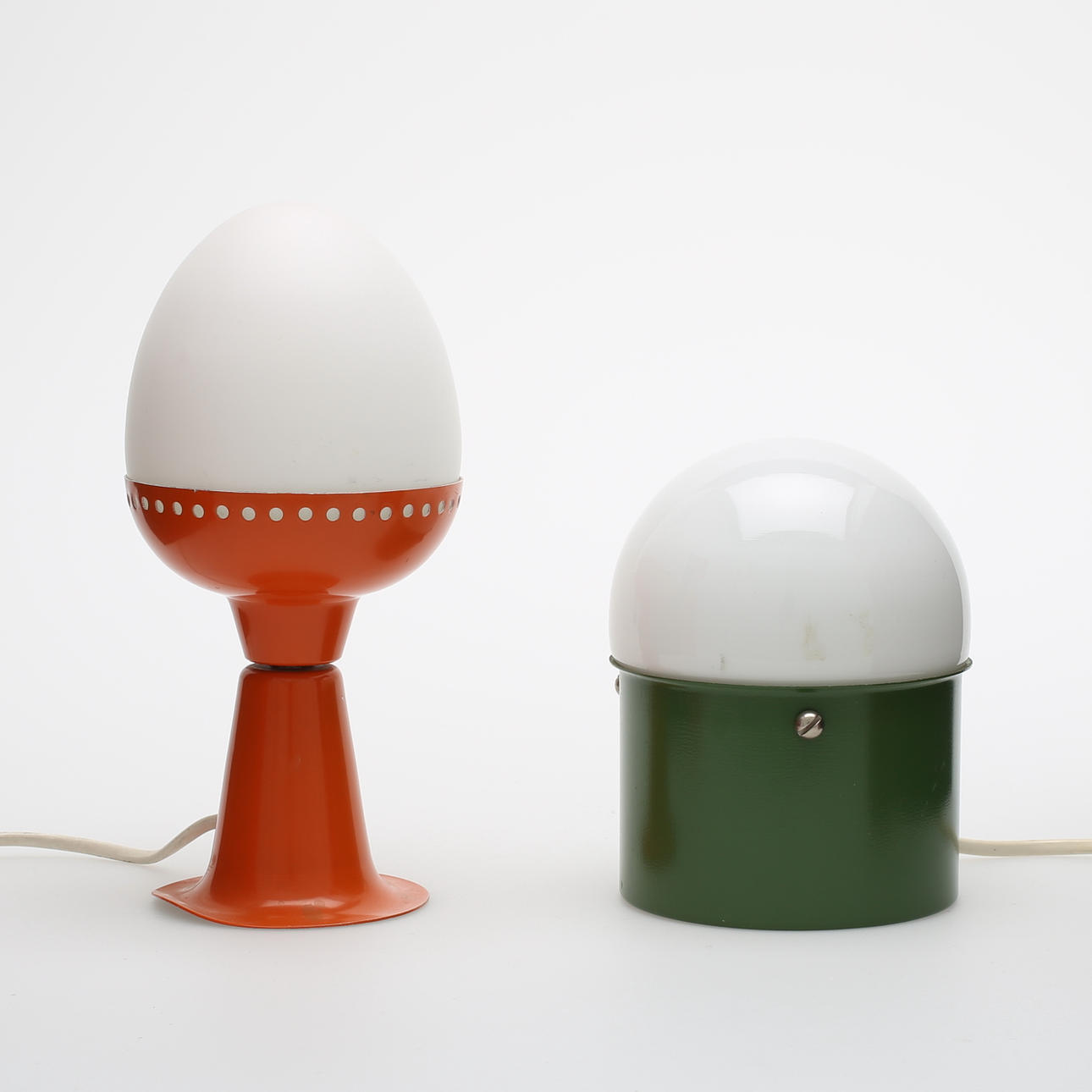 BORDSLAMPOR, 2 st, glas/plåt, varav 1 märkt Hans Agne Jakobsson.