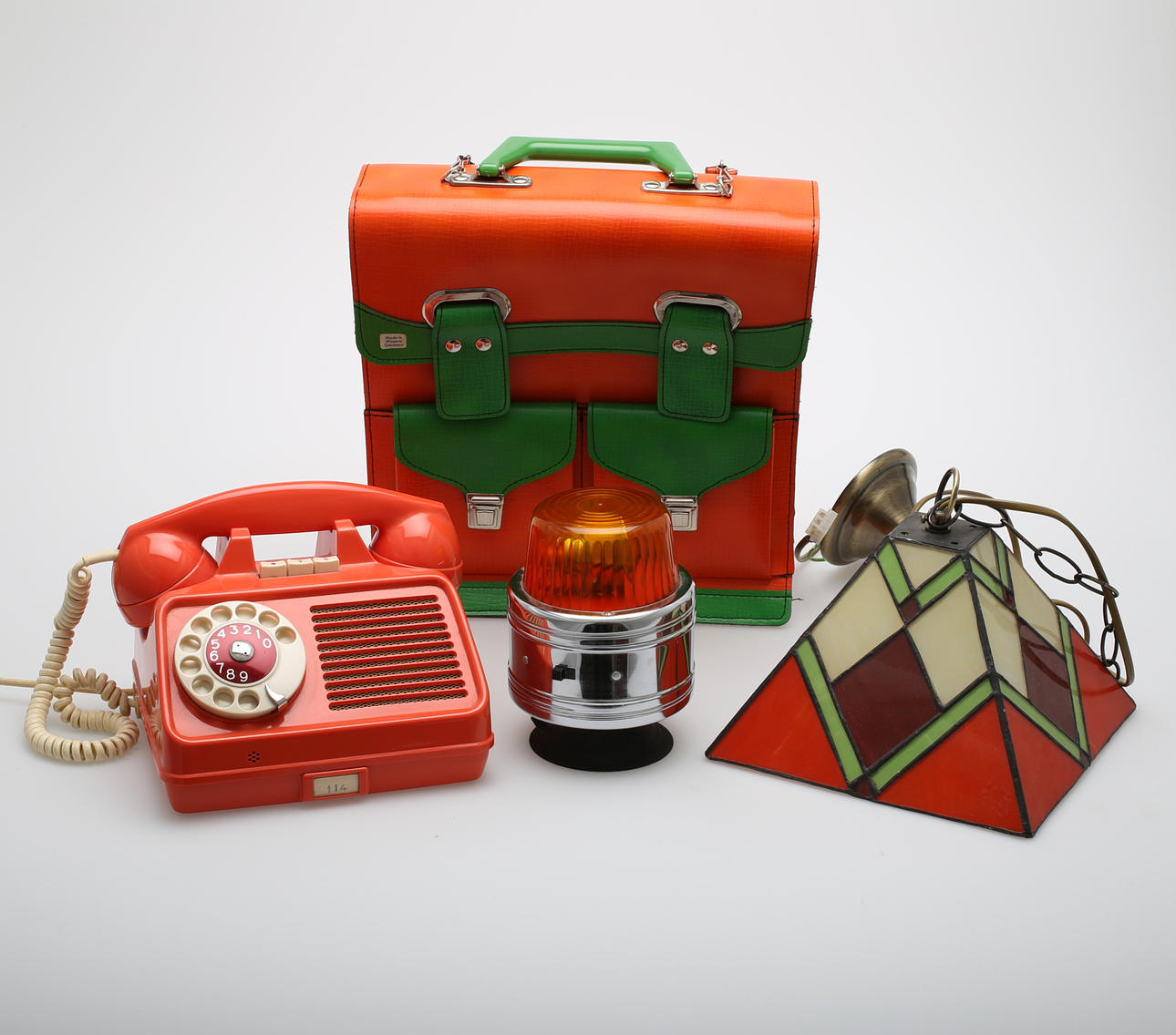 SKOLVÄSKA, TELEFON, TAKLAMPA, SAFTBLANDARE.