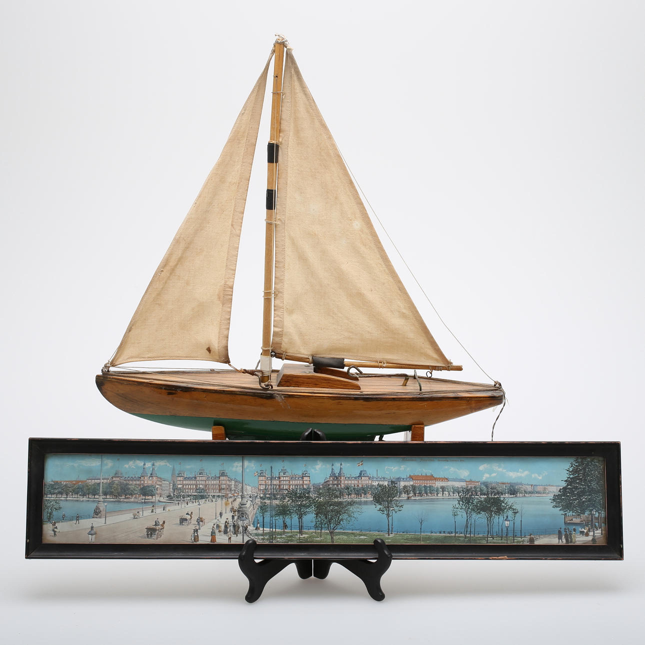MODELLBÅT, trä/plåt samt TAVLA, kolorerat fotografi.