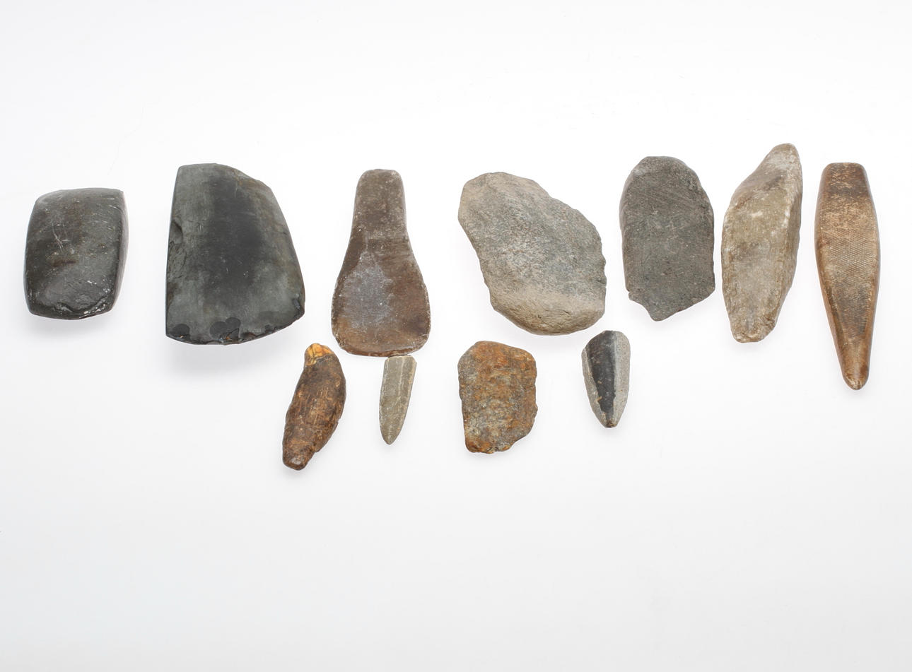 YXOR med mera, 11 delar, flinta och sten, forntida.