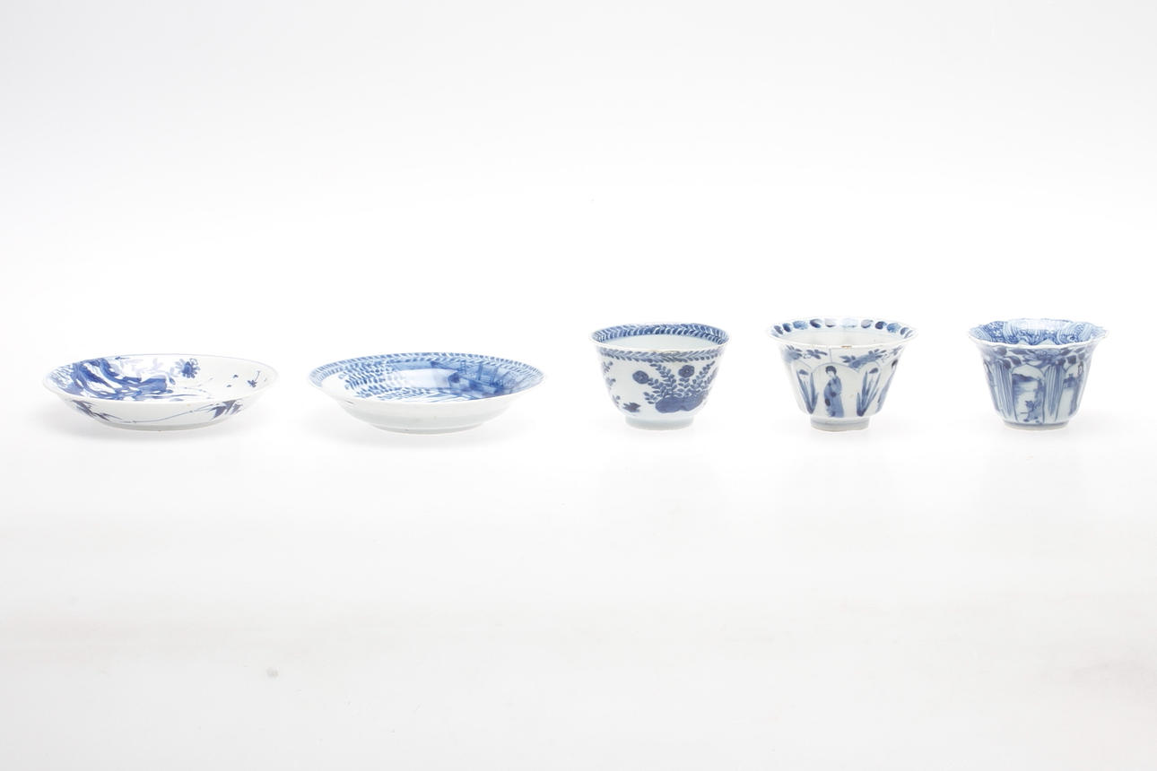 KOPPAR, 3 st samt FAT, 2 st, porslin, Qingdynastin, Kangxi (1662-1722).