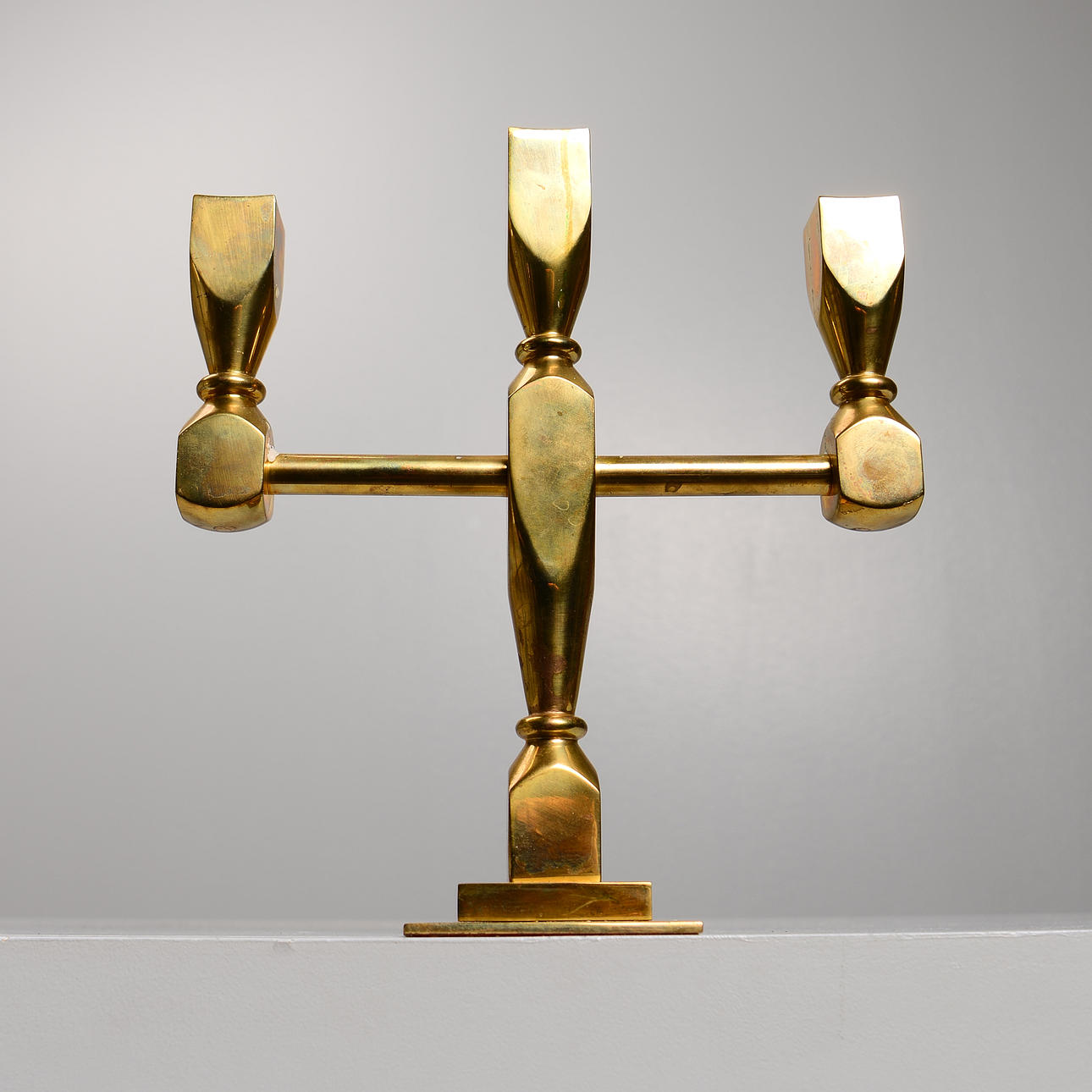 LARS BERGSTEN. Kynttelikkö, messinki, Gusum.