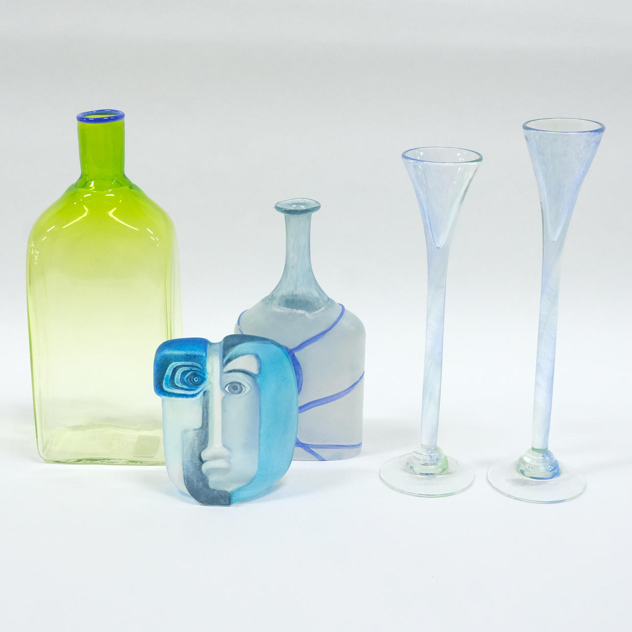 FÜNF KUNSTGLÄSER, DARUNTER BERTIL VALLIEN.