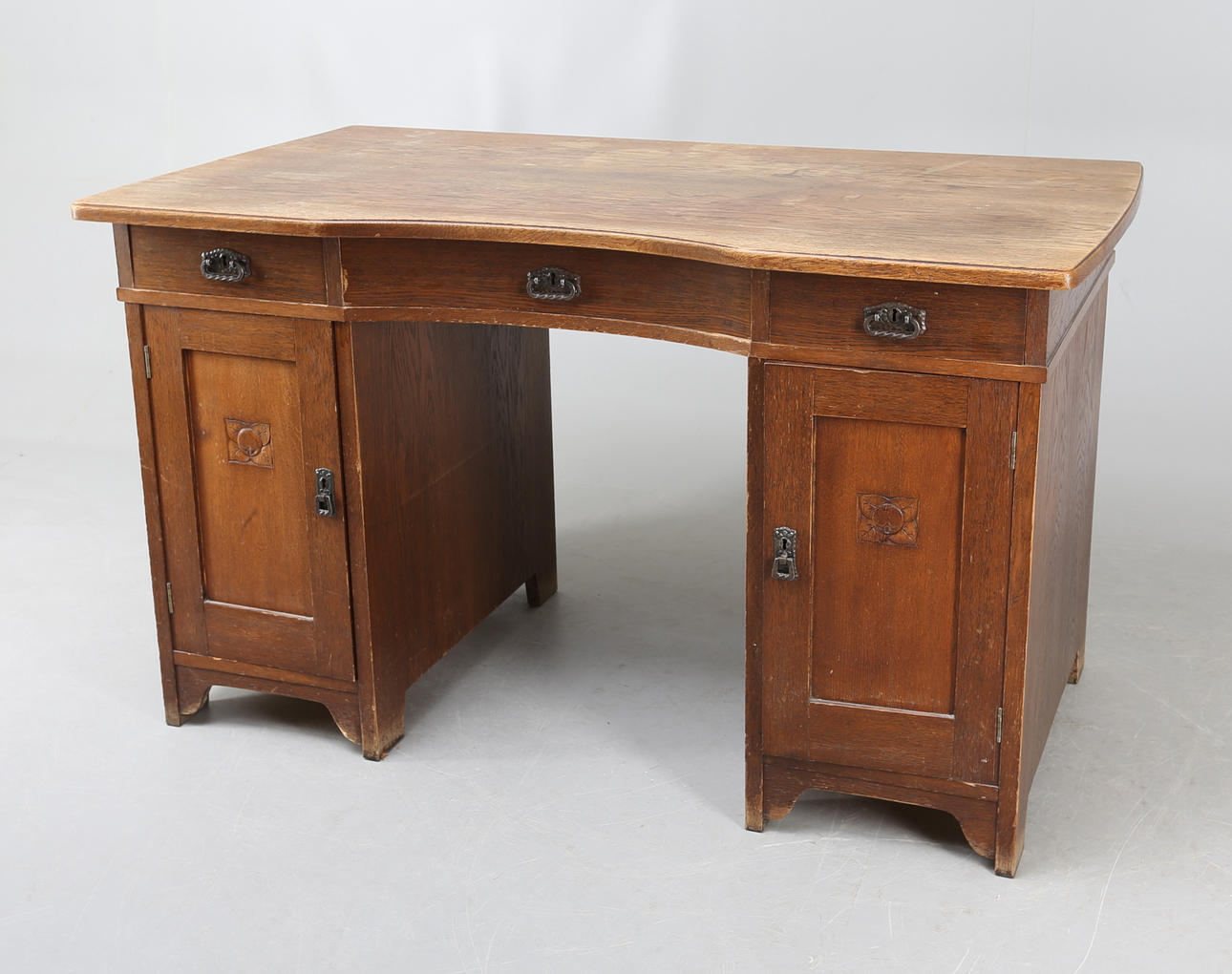 SKRIVBORD, "Äpplet", fristående modell, mörkbonad ek, 1900-talets första hälft.