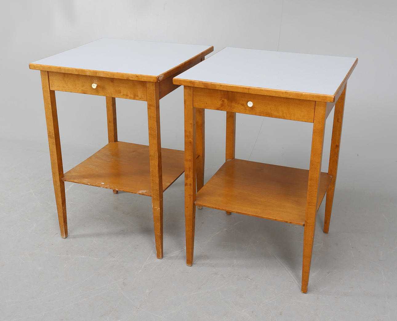 SÄNGBORD, 1 par, björk, 1900-talets mitt.