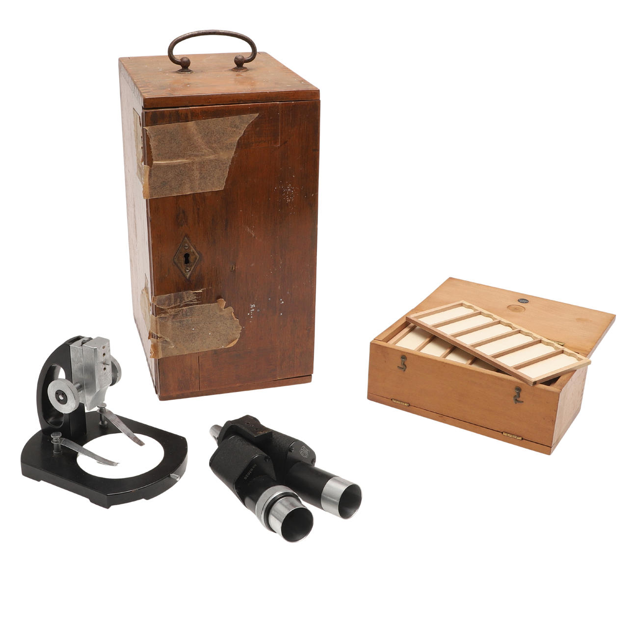 EIN VINTAGE-GEHÄUSE-MIKROSKOP.