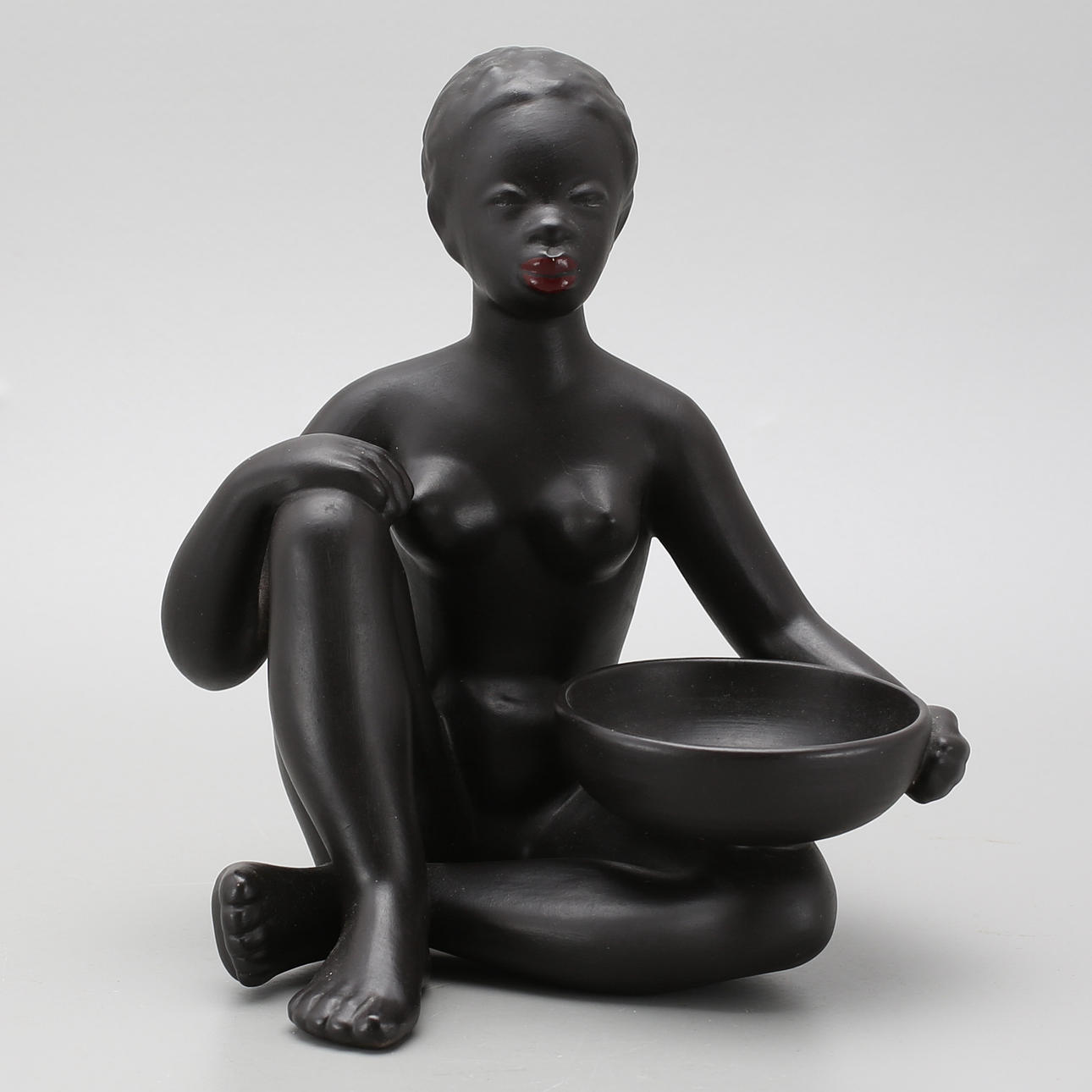 FIGURIN, keramik, sittande kvinna, Gmundner, Österrike, 1900-tal.