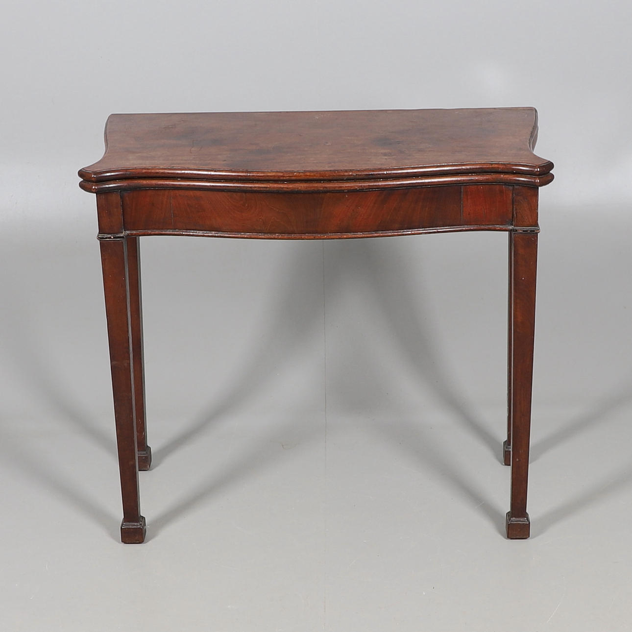 ETT INLAGD VIPPBORD I MAHOGNY.