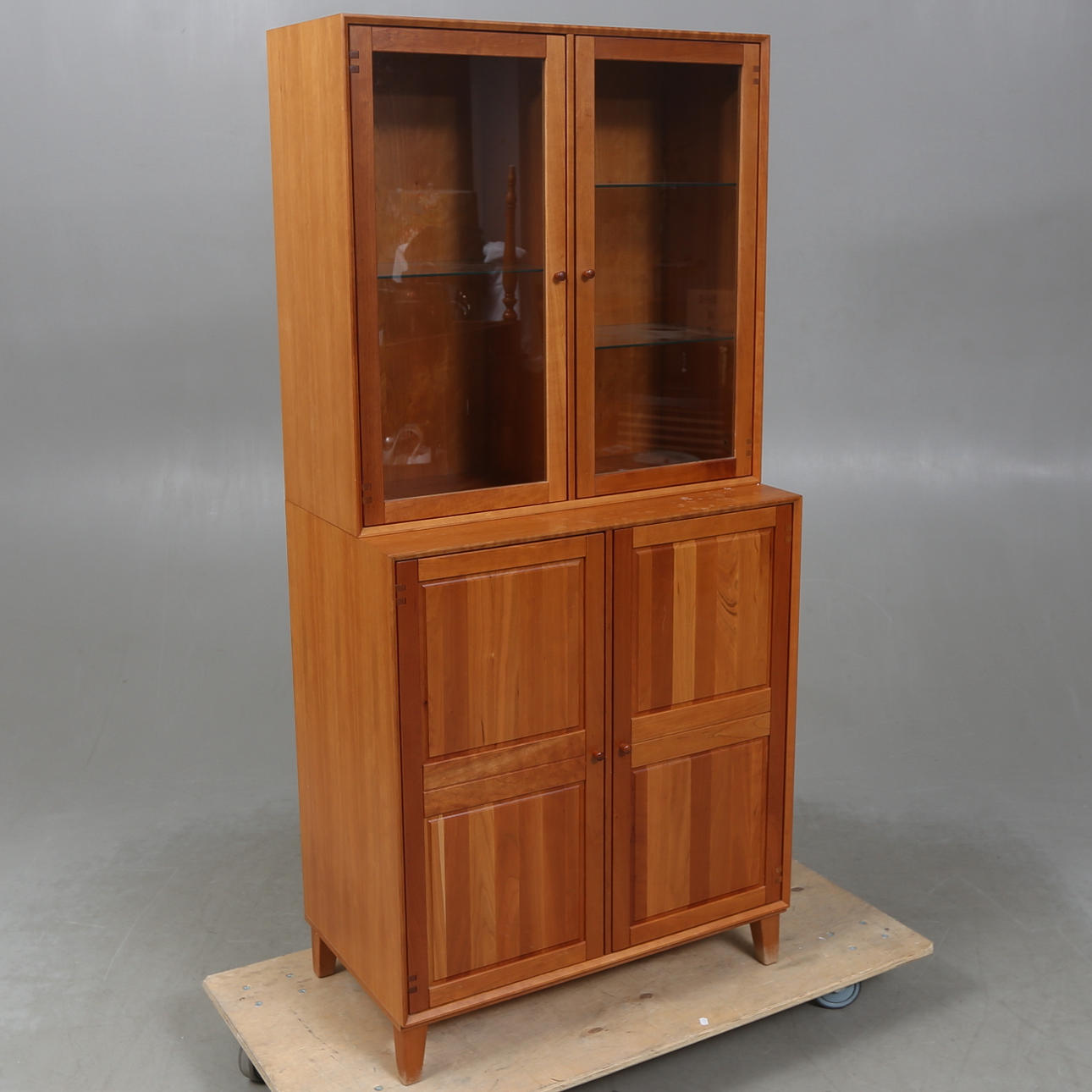 KABINET MED VITRIN Silkeborg, Danmark.