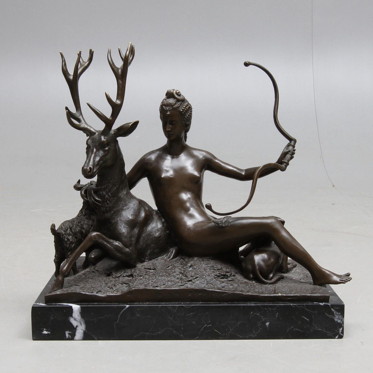 FIGURIN, brons, på stensockel, kvinna och hjort, 2000-tal.