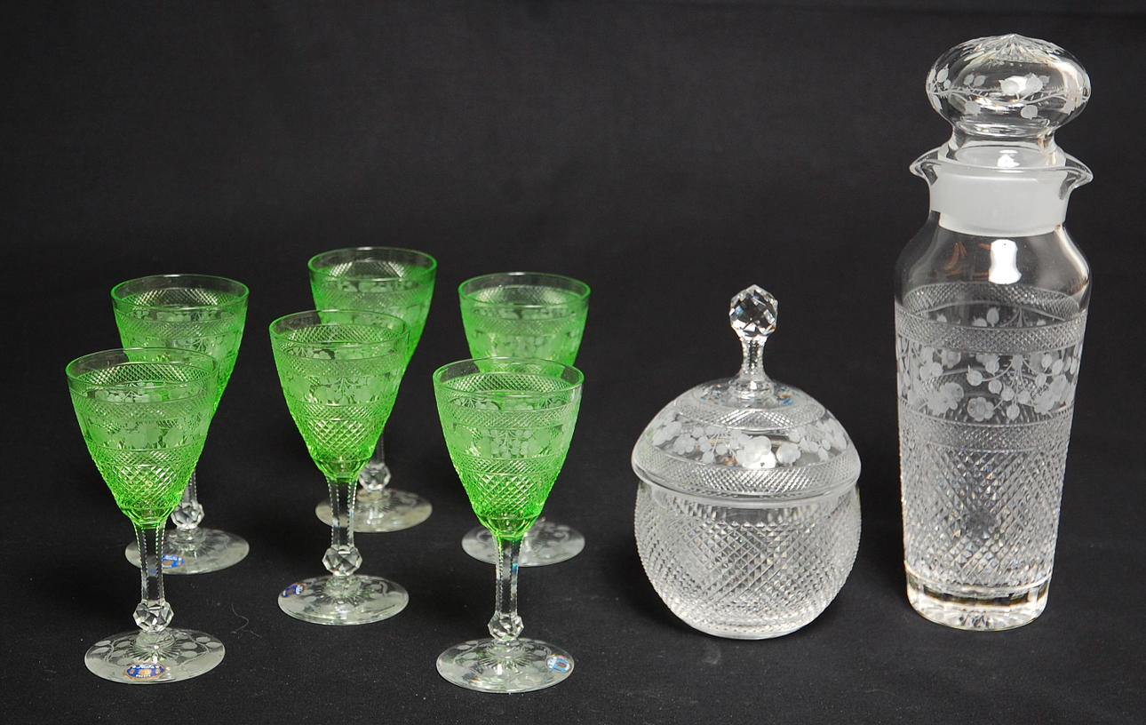 VINGLAS, SHAKER, BONBONJÄR " Tre Rosor " Lars Kjellander, Kosta, signerat.