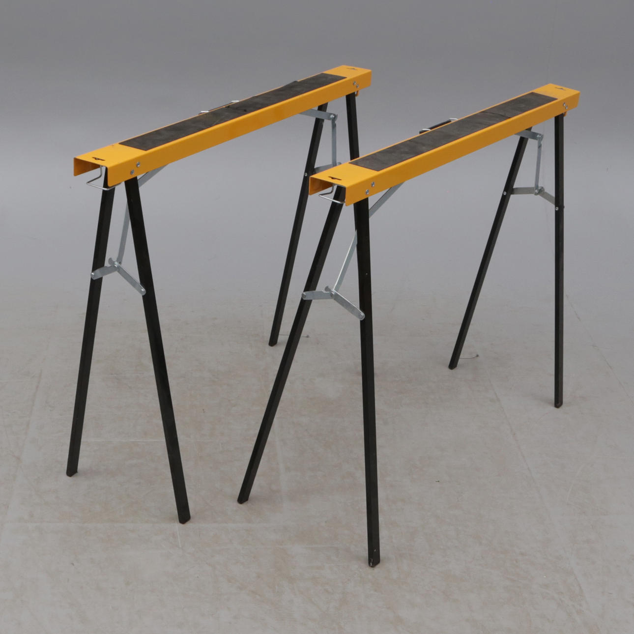 TAPETBORD, 2 bockar, metall.