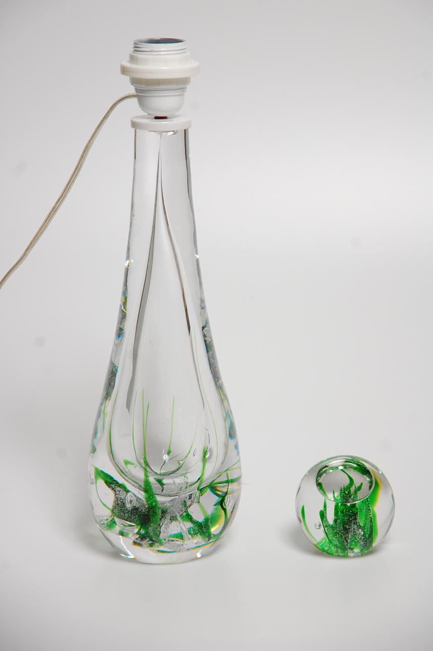 VICKE LINDSTRAND. BORDSLAMPA, RUMSSMYCKE, " Sjögräs " Kosta signerade.