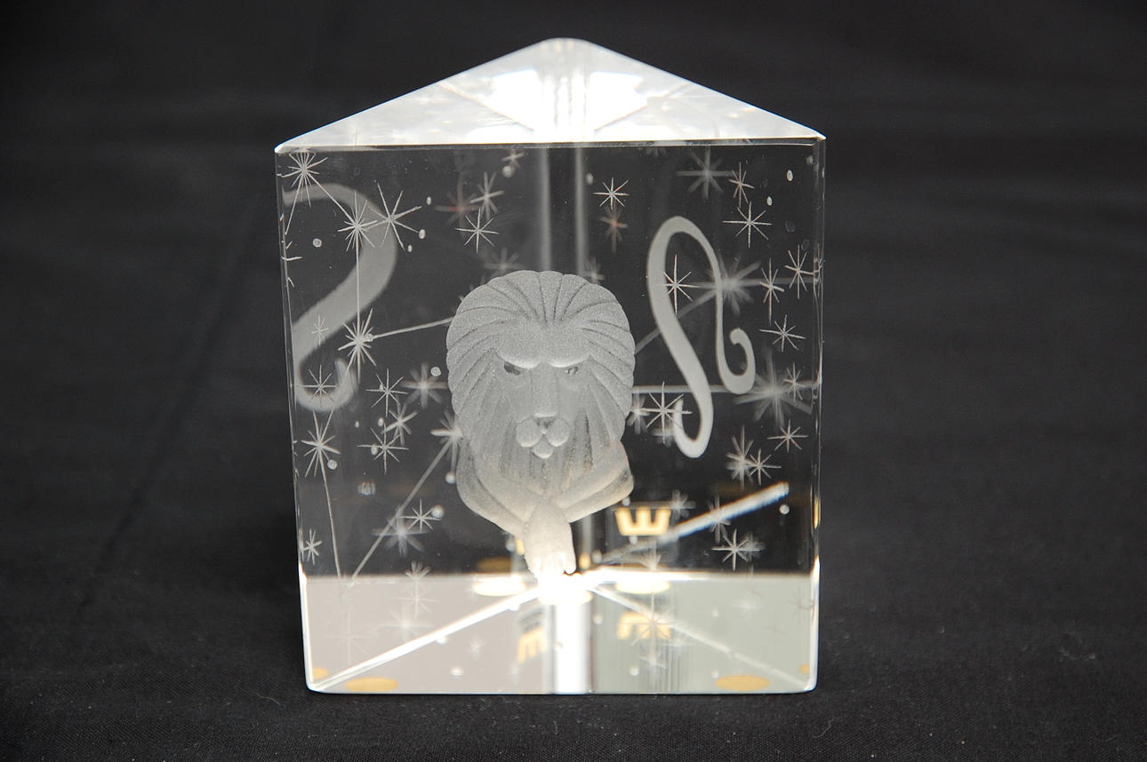 VICKE LINDSTRAND. RUMSSMYCKE, " Stjärntecknet lejonet " Kosta, signerad.