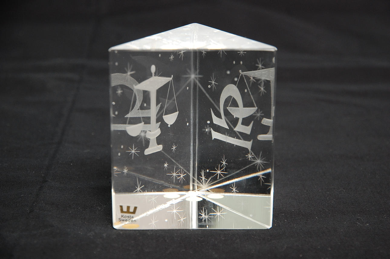 VICKE LINDSTRAND. RUMSSMYCKE, " Stjärntecknet vågen " Kosta signerad.