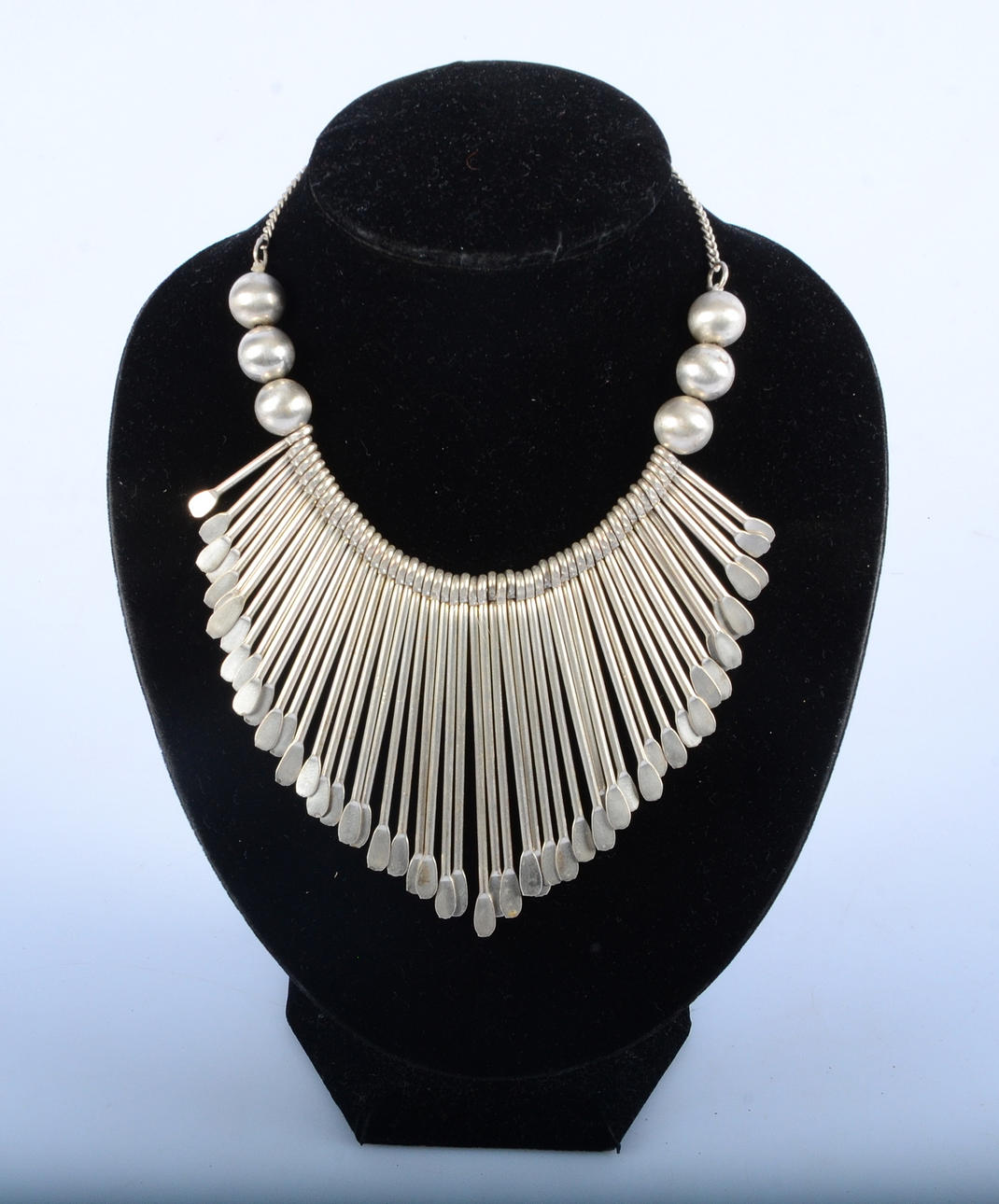 HALSCOLLIER, troligen silver.