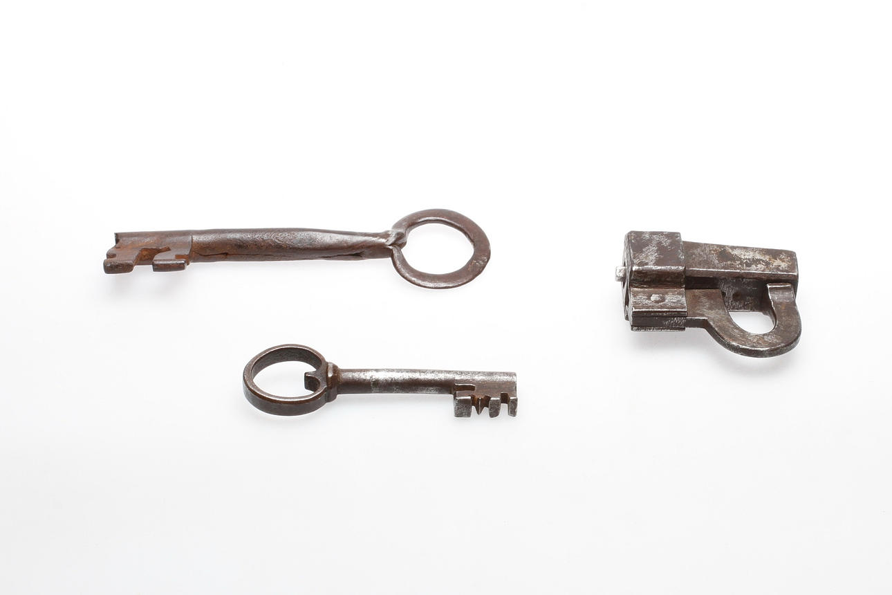 NYCKLAR, 2 st samt LÅS, järn, 1700/1800-tal.