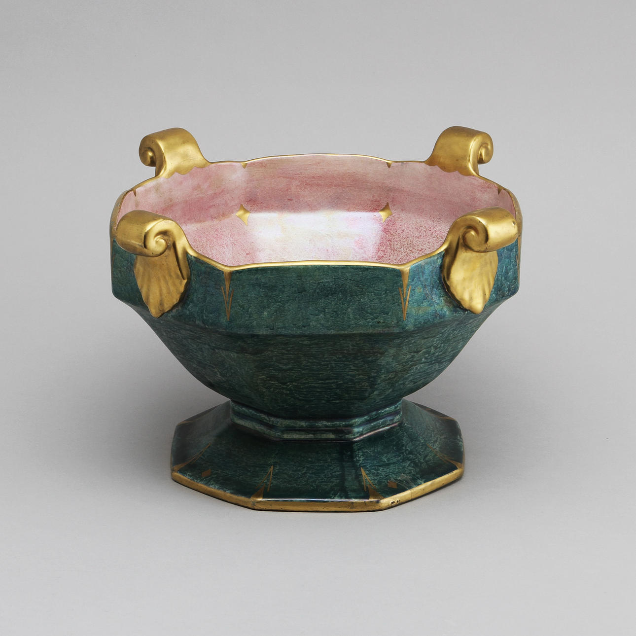 SKÅL PÅ FOT, flintgods. Josef Ekberg, Gustavsberg.