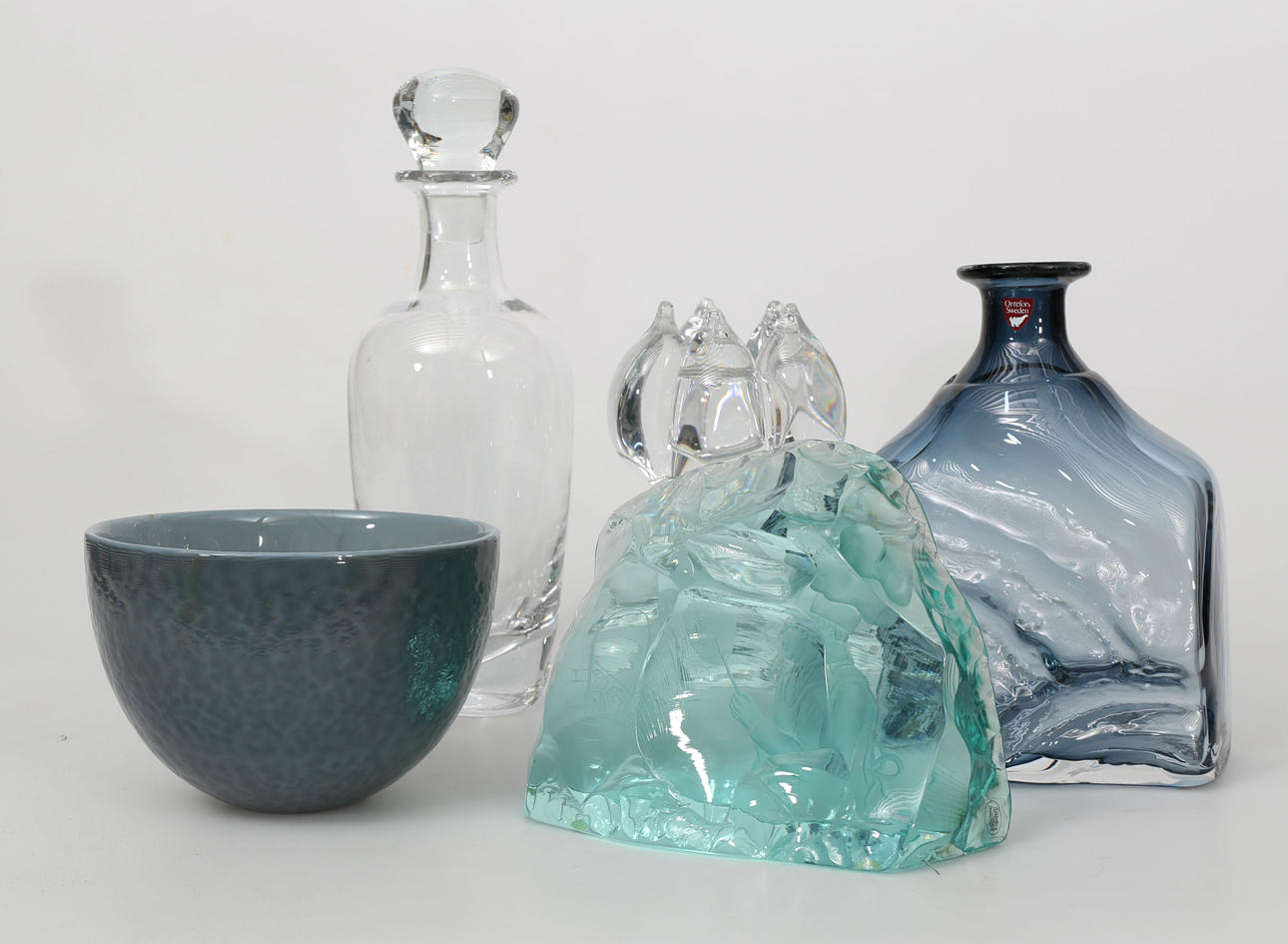 PRYDNADSFÖREMÅL OCH KARAFF, glas och kristall, bland annat Orrefors, 1900-talets andra hälft.