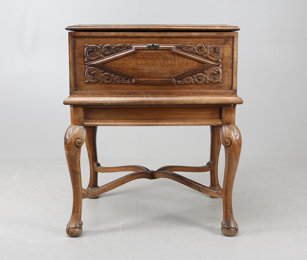 KISTA PÅ BEN, barockstil, 1900-tal.