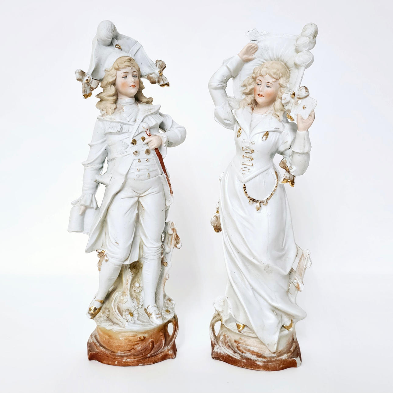 PAR KEXFIGURER MED GULDPRYDNADER.