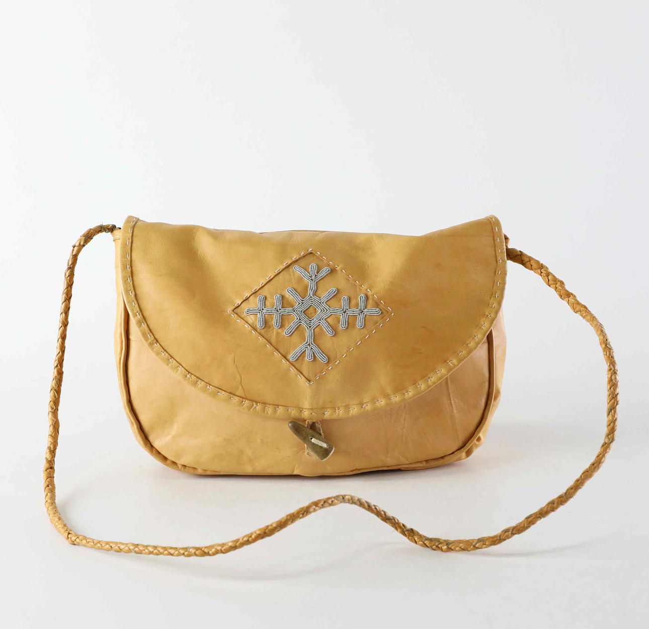 Samisk vævet taske, læder og tintråd.