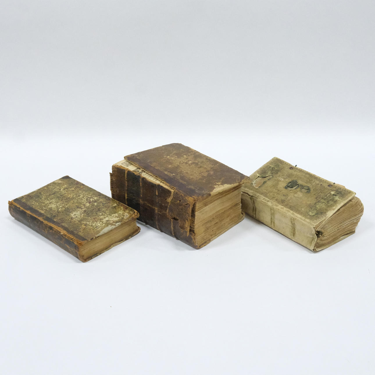 TRES LIBROS ANTIGUOS, SIGLO XVIII.